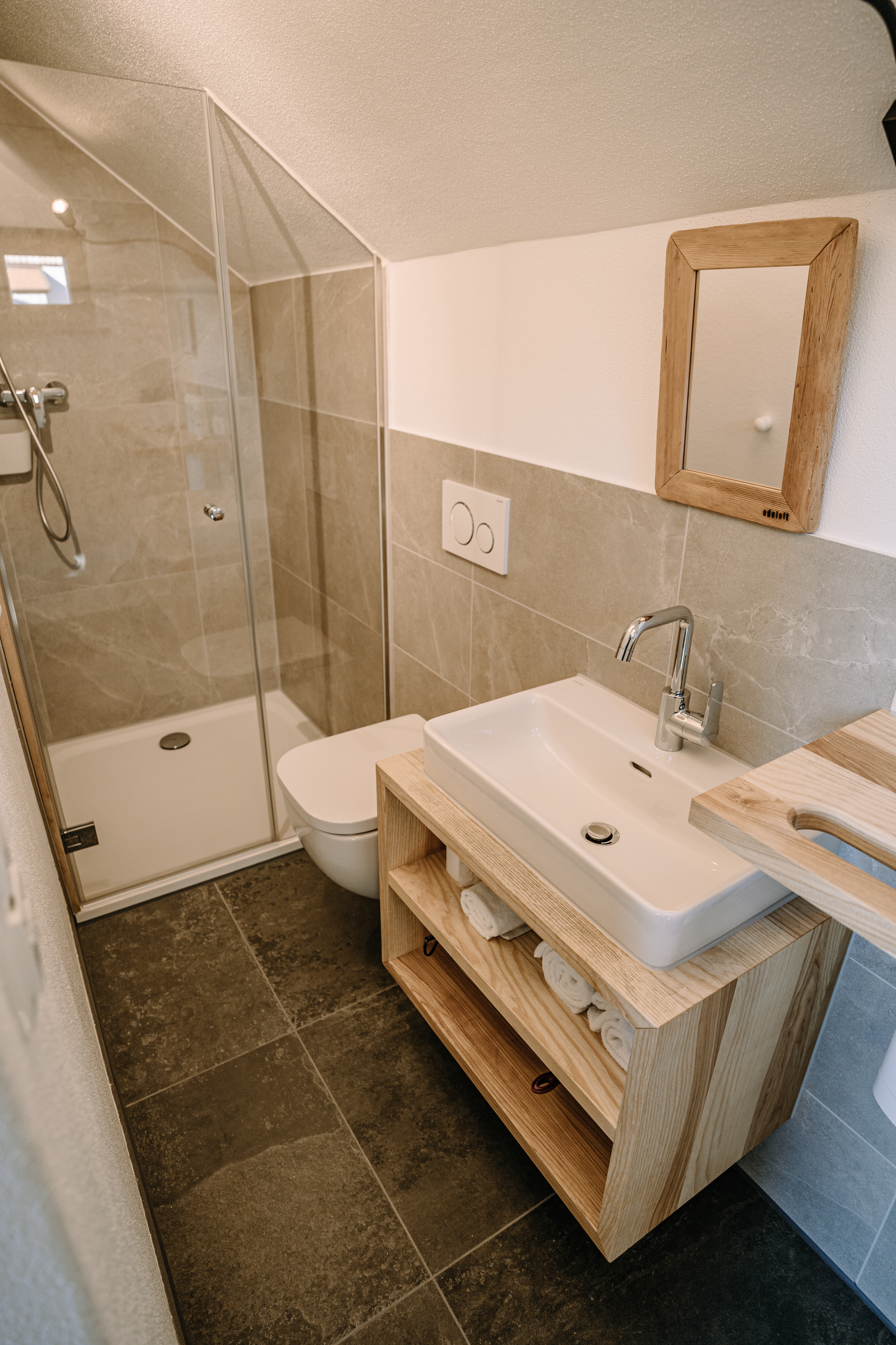 Modernes Bad im Tiny House mit Dusche, WC und Waschbecken.